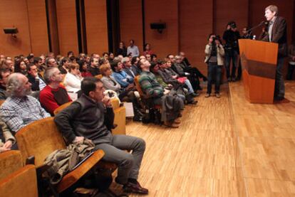 Iñigo Iruin (en primer término) escucha a Rufi Etxebarria en la presentación de Sortu.