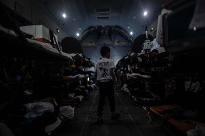 Un niño camina en el avión durante el vuelo.