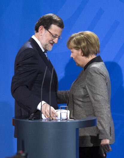 La canciller alemana y el presidente español después de salir de la conferencia de prensa.