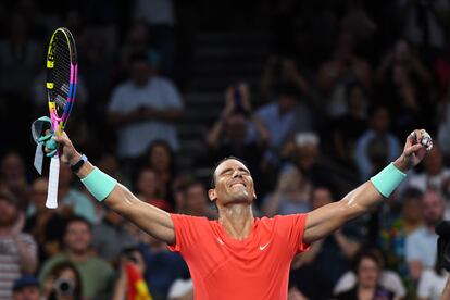 Rafael Nadal celebra la victoria ante el tenista austriaco Dominic Thiem, este martes en Brisbane (Australia). 
