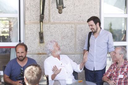 Xosé Manuel Beiras, líder de Anova, conversa con Alberto Garzón, candidato de IU, en El Escorial (Madrid).