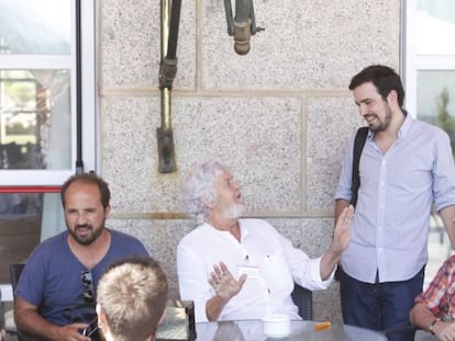 Xosé Manuel Beiras, líder de Anova, conversa con Alberto Garzón, candidato de IU, en El Escorial (Madrid).