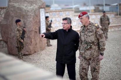 El ministro de Defensa alemán, Thomas de Maizière, junto al jefe de las tropas de la OTAN en el norte de Afganistán durante una visita el pasado martes a la ciudad de Mazar-i-Sharif.