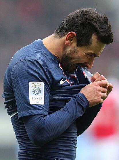 Lavezzi se muerde la camiseta durante un partido de la liga francesa contra el Remis, el pasado 2 de marzo.