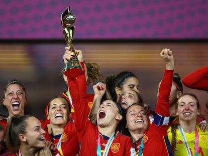 Las jugadoras de la selección española levantan el trofeo de campeonas del mundo el pasado domingo en Sídney (Australia).