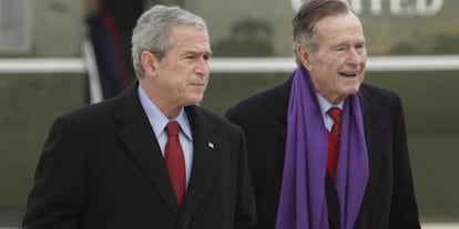 Los expresidentes de EEUU, George Bush y su hijo George W., en una imagen de 2008.