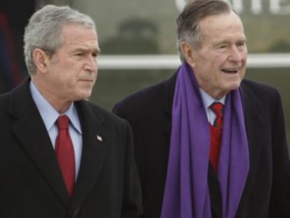 Los expresidentes de EEUU, George Bush y su hijo George W., en una imagen de 2008.