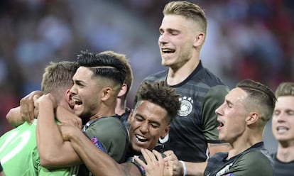 Los jugadores de Alemania felicitan al portero Pollersbeck tras ganar en los penaltis a Inglaterra.