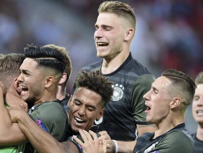 Los jugadores de Alemania felicitan al portero Pollersbeck tras ganar en los penaltis a Inglaterra.