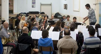 Uno de los ensayos de la Societat  Musical Uni&oacute; de Pescadors en el Casinet del Cabanyal. 