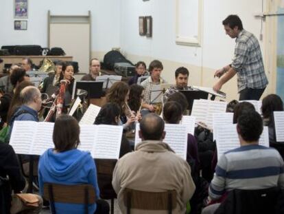 Uno de los ensayos de la Societat Musical Unió de Pescadors en el Casinet del Cabanyal.