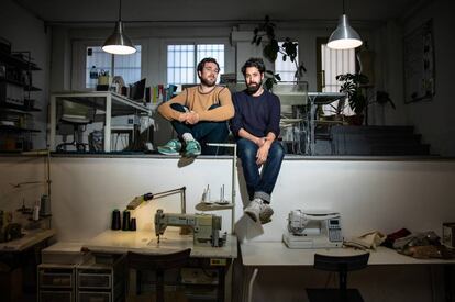 El arquitecto Valerio Canals (izquierda) y el diseñador Moisés Nieto posan en el taller de su firma Dos Studio en Carabanchel.