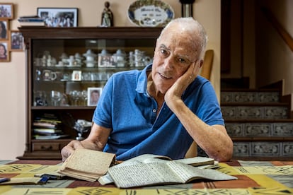 Vicente Fuster, con los diarios de su padre en su casa de Foios.