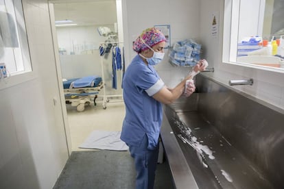 Enfermera realiza el lavado de manos quirúrgico. 
 
 