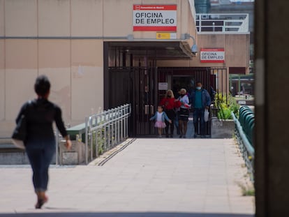 Varias personas en la puerta de una oficina del SEPE en Madrid, el pasado 5 de mayo.