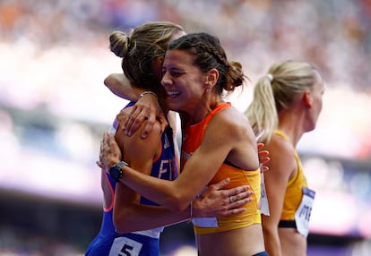 Irene Sánchez-Escribano abraza a la francesa Alice Finot después de clasificarse para la final de los 3000m obstáculos.