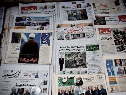 Las fotos de los candidatos electorales copan las portadas de los peri&oacute;dicos en un quiosco de Teher&aacute;n.
