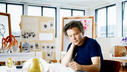 Jean-Michel Othoniel trabajando en el frasco de J’adore para Dior en su taller de Bas-Montreuil, en la periferia de París.