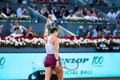 Sabalenka levanta el puño en señal de victoria.