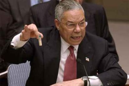 Colin Powell exhibe en la ONU, en febrero de 2003, una supuesta muestra de antrax como evidencia de que Irak almacenaba armas de destrucción masiva.