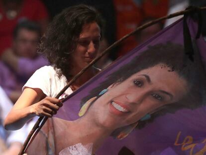 Monica Tereza Benicio, esposa de Marielle, segura uma bandeira com a foto da vereadora, durante um ato no dia 2 de abril. 