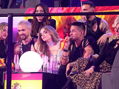 Melody y la delegación española muestran su decepción durante la votación en la final de Eurovisión 2025.
