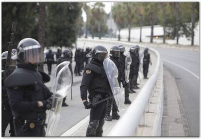 Agentes de la Guardia Civil desplegados en Cataluña para hacer frente a los disturbios.