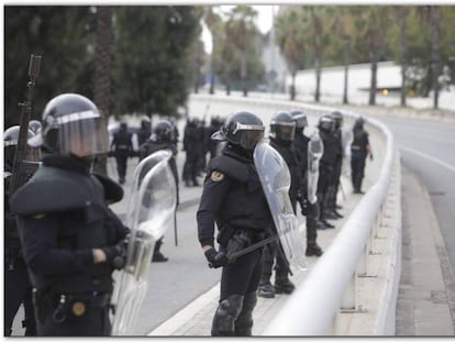 Agentes de la Guardia Civil desplegados en Cataluña para hacer frente a los disturbios.