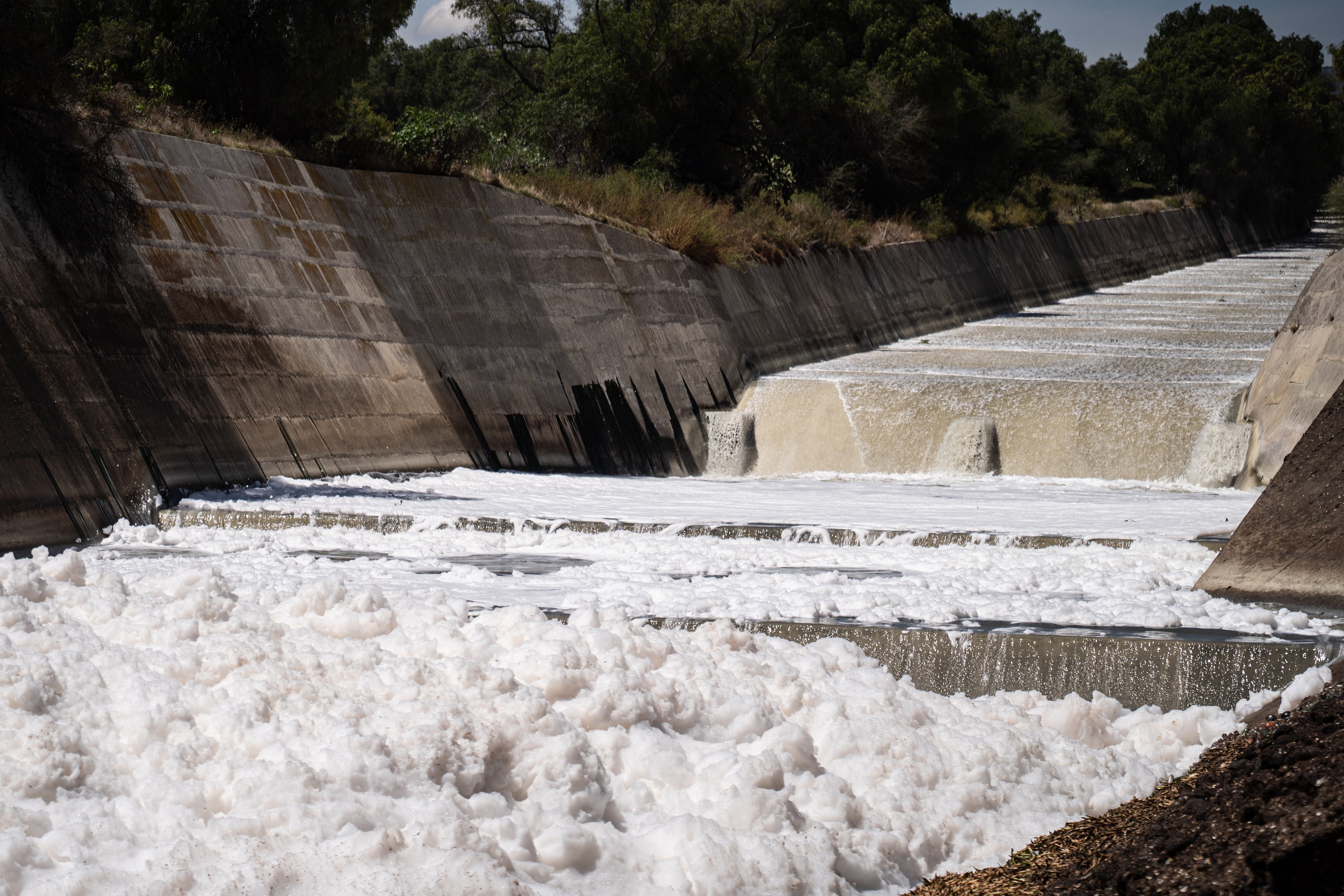 Inicio de río Tula, junto con espuma causada por aguas residuales y desechos industriales en el municipio de Tepetitlán, Hidalgo.. El 22 de septiembre del 2026.