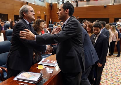 El socialista, Ángel Gabilondo, es saludado por el cabeza de lista de Ciudadanos, Igancio Aguado, el 9 de junio de 2015.