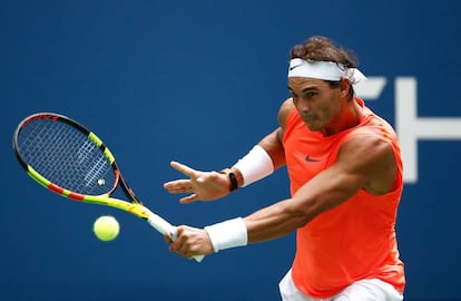 Rafael Nadal responde a un servicio de Nikoloz Basilashvili durante el US Open.