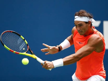 Rafael Nadal responde a un servicio de Nikoloz Basilashvili durante el US Open.