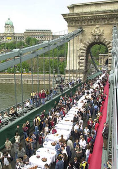 Comida en un puente sobre el Danubio en Budapest para celebrar el ingreso.