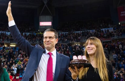 Pedro Mart&iacute;nez,  en su homenaje por sus 800 partidos, con su hija Claudia.