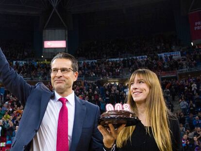 Pedro Mart&iacute;nez,  en su homenaje por sus 800 partidos, con su hija Claudia.