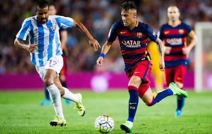 Neymar em duelo com Tissone na partida contra o Málaga.