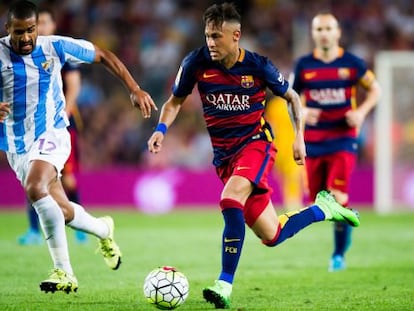 Neymar em duelo com Tissone na partida contra o Málaga.