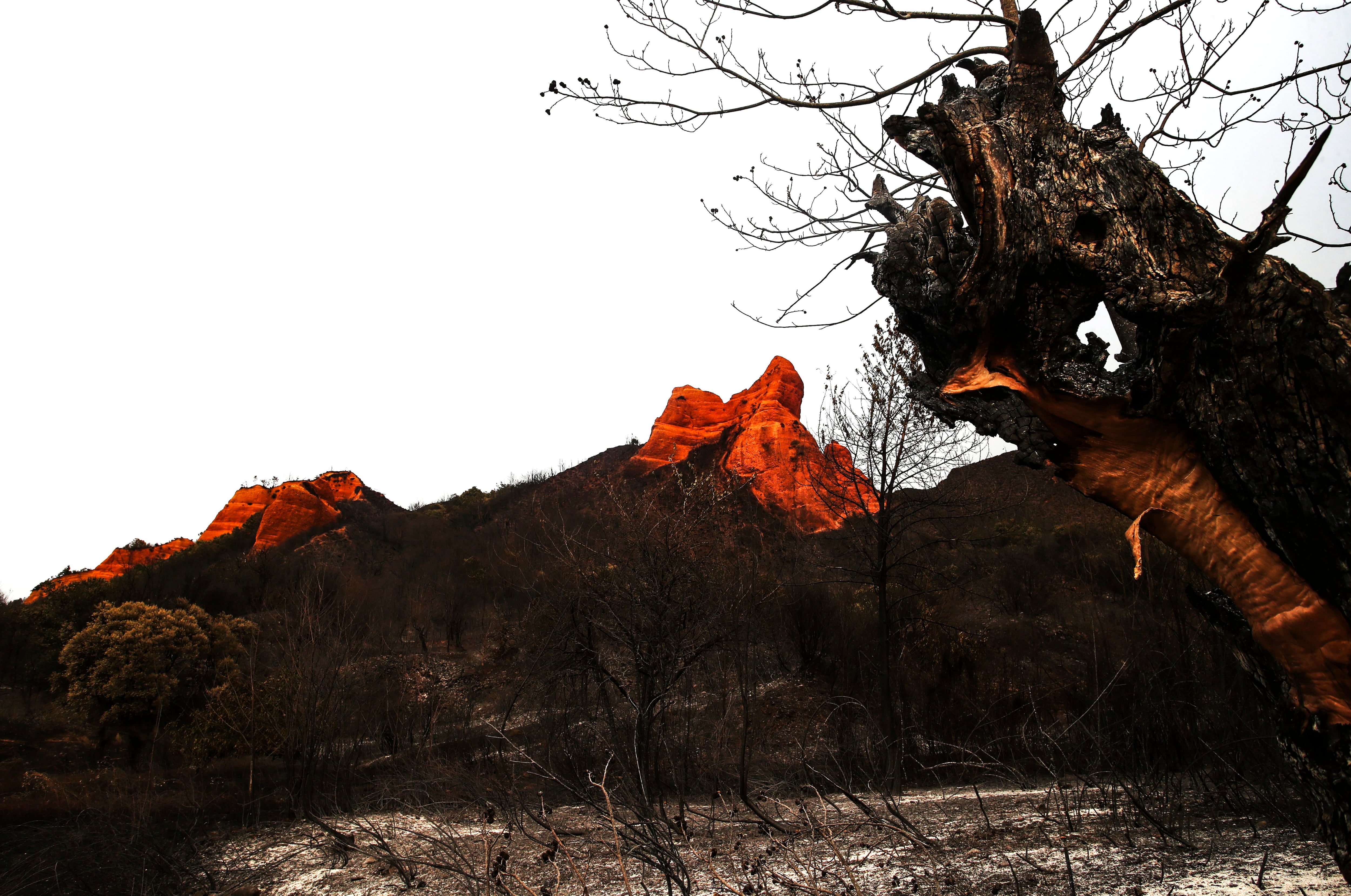 Las llamas arrasan Las Médulas, un paisaje cultural modelado por los romanos 