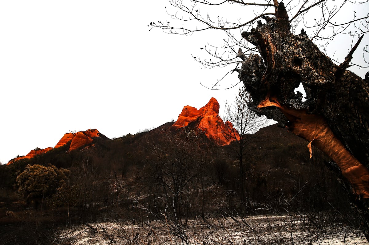Las llamas arrasan Las Médulas, un paisaje cultural modelado por los romanos | Clima y Medio Ambiente