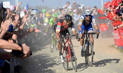 Van Avermaet asciende una de las rampas de la carrera.