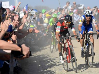 Van Avermaet asciende una de las rampas de la carrera.