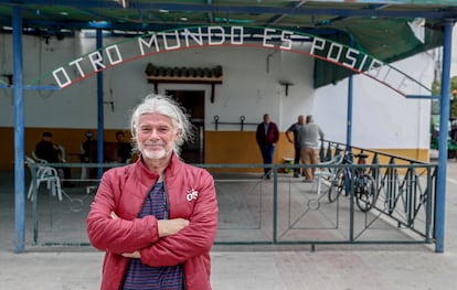 Antonio Martín, vecino del pueblo de Marinaleda en la puerta del Sindicato de Obreros del Campo en la localidad sevillana.