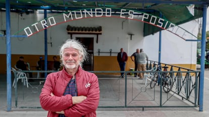 Antonio Martín, vecino del pueblo de Marinaleda en la puerta del Sindicato de Obreros del Campo en la localidad sevillana.