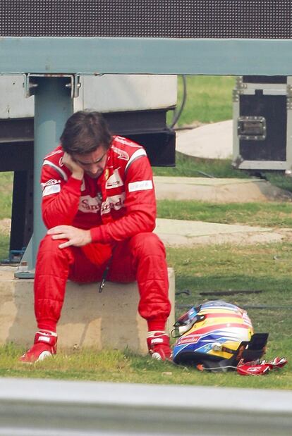 Fernando Alonso medita tras sufrir un accidente en la primera sesión de entrenamientos libres del viernes.