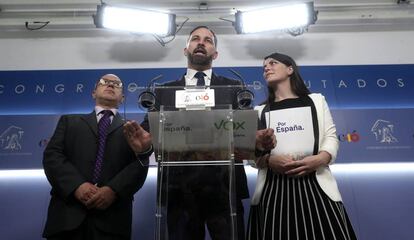 Santiago Abascal, junto a Francisco José Alcaraz y Macarena Olona, ayer en el Congreso