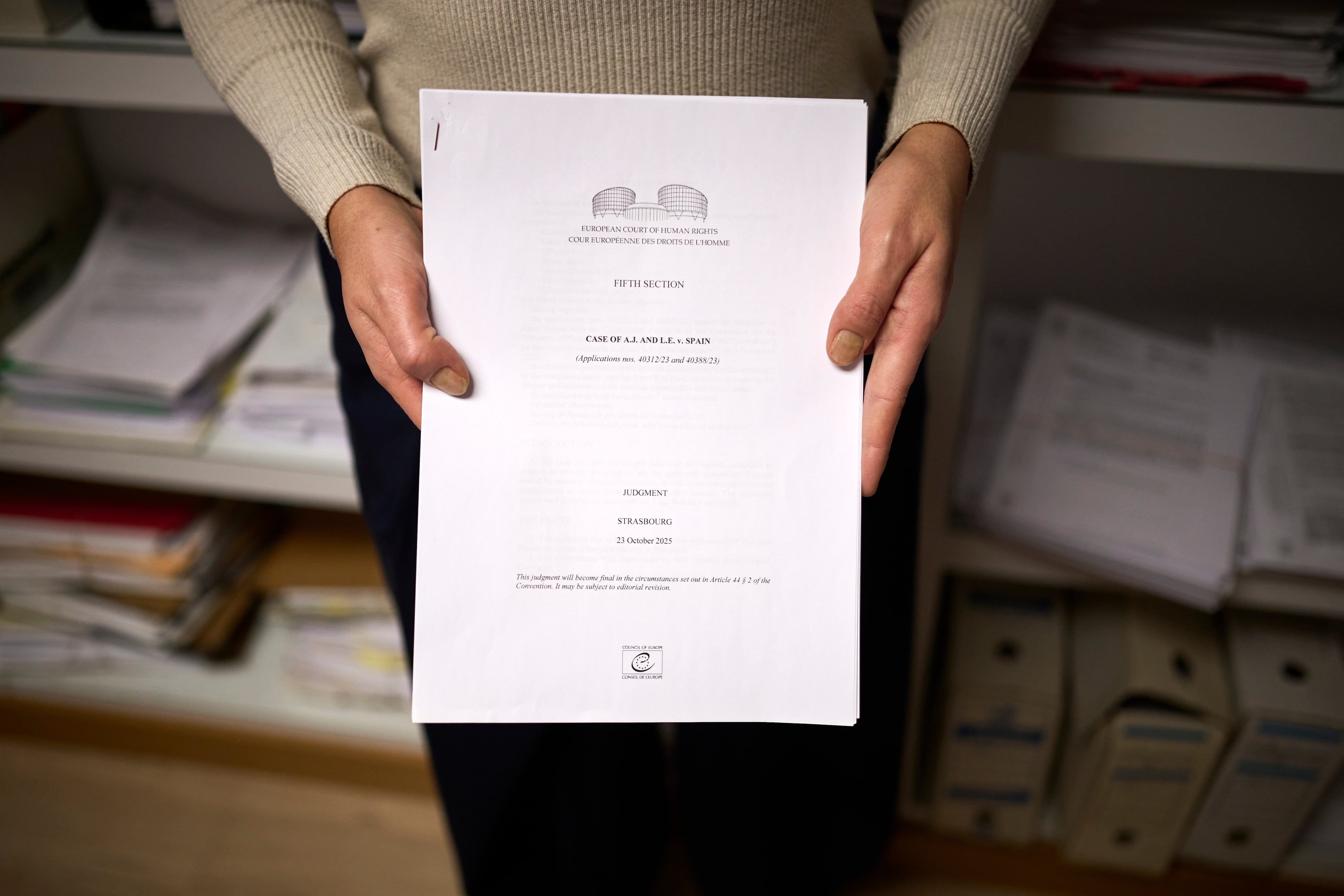 Marina L. sostiene la sentencia del Tribunal Europeo de Derechos Humanos que condenó a España por no investigar su denuncia, y la de una amiga, por violación mediante sumisión química, el pasado 22 de diciembre en Pamplona.