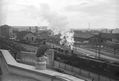 La vista de las vías de tren cerca de la estación de Delicias desde la azotea de la fábrica de cervezas El Águila