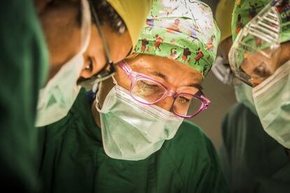 Desde 2004, decenas de cirujanos, traumatólogos, enfermeros, ginecólogos y voluntarios se han unido al proyecto Cirugía en Turkana para intervenir a pacientes en esta inhóspita región de Kenia