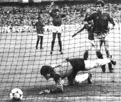 Arconada falla en el primer gol de Francia en la final de la Eurocopa de 1984.