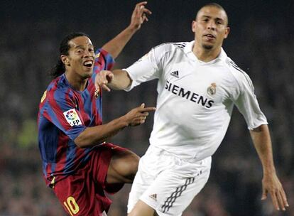 <b> Polémico </b>. Un empate con sabor brasileño. Ronaldinho y Ronaldo se encargaban de los goles en un encuentro que estuvo presidido por la polémica. Van Bommel fingió en el penalti que supondría el gol del Barcelona y Roberto Carlos, autor de la pena máxima, acabaría el partido expulsado. Mientras el Barcelona caminaba directo a su segunda liga consecutiva, el Real Madrid sobrevivía con Fernando Martín en el palco y López Caro en el banquillo.